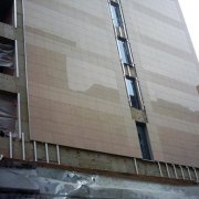 Di fronte alla casa con piastrelle in gres porcellanato e le sue caratteristiche