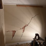 Macun neden duvarlarda çatlıyor: sorunun nedenleri ve çözümleri