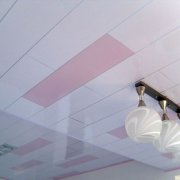 Rivestire il soffitto con pannelli di plastica: farlo bene