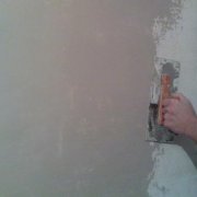 Dois-je masticer les murs avant de tapisser et comment le faire correctement