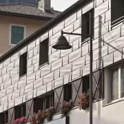 الكسوة بألواح معدنية: دقة التركيب