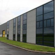 Di fronte al foglio profilato: esterno dell'edificio