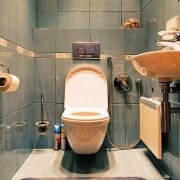 Finition des toilettes avec du carrelage: installation