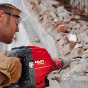 Como derrubar a parede entre o banheiro e o banheiro, de acordo com todas as regras