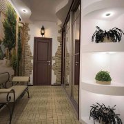 Wanddekoration im Flur mit Wandgemälden und nicht nur