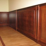 Πάνελ σε έναν τοίχο κάτω από ένα δέντρο: επιλέγουμε και τοποθετούμε με τα χέρια μας