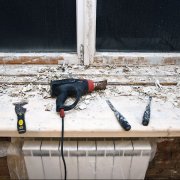 Πώς να αφαιρέσετε το παλιό χρώμα από το πλαίσιο του παραθύρου;