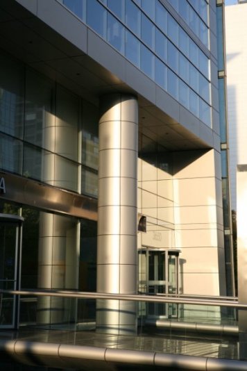 Mit Aluminiumplatten ausgekleidete Säulen