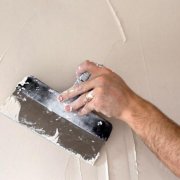 ¿Puedo poner masilla en la pintura?