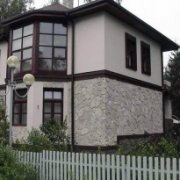 Di fronte alla facciata e al seminterrato per creare un unico ensemble