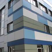 Fassadenverkleidung: moderne Dekorationsmaterialien