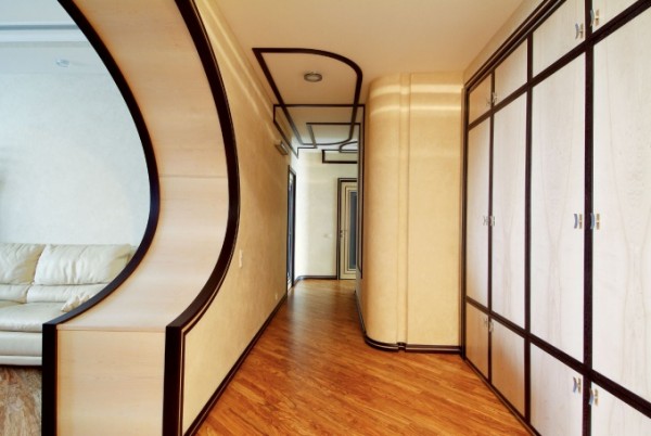 Διακόσμηση του τόξου και του διαδρόμου με αντίθεση χύτευσης