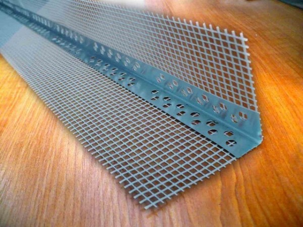 Perforierte Ecke mit Netz