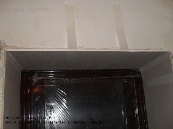 Hangplatten mit Klebeband befestigt