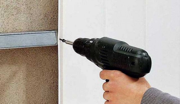 Befestigung mit Schrauben an der Kiste Befestigung mit Schrauben an der Kiste