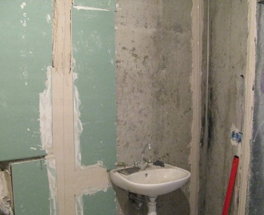 Изравняване на стените преди полагане Изравняване на стените преди полагане