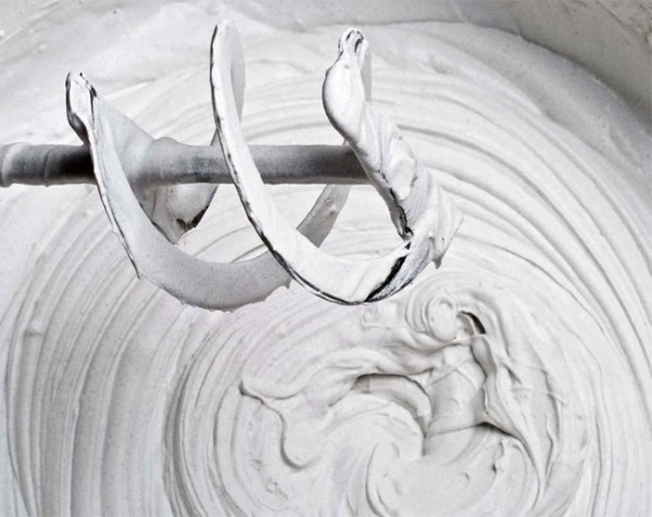 Смесване на хоросан със строителен миксер