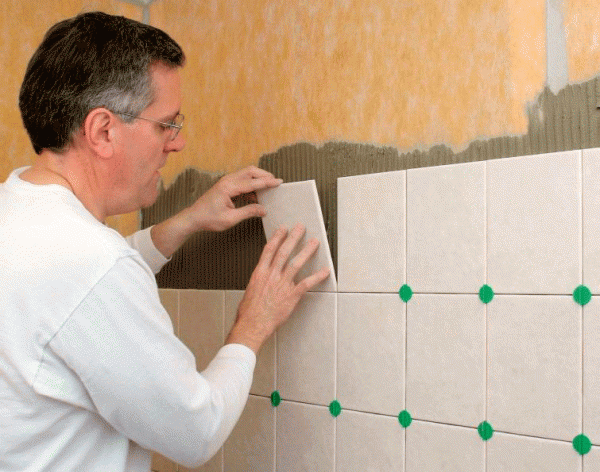 Installazione di piastrelle sul muro