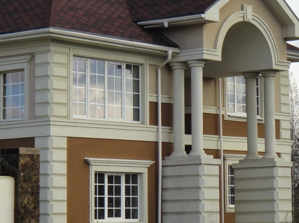 Довърши фасадата на имението в класически стил Довърши фасадата на имението в класически стил