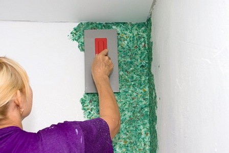 Application de papier peint liquide avec une spatule Application de papier peint liquide avec une spatule