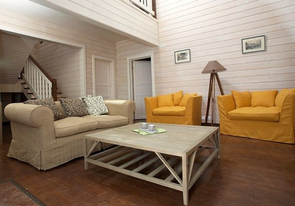 Светъл нюанс на дървени стени