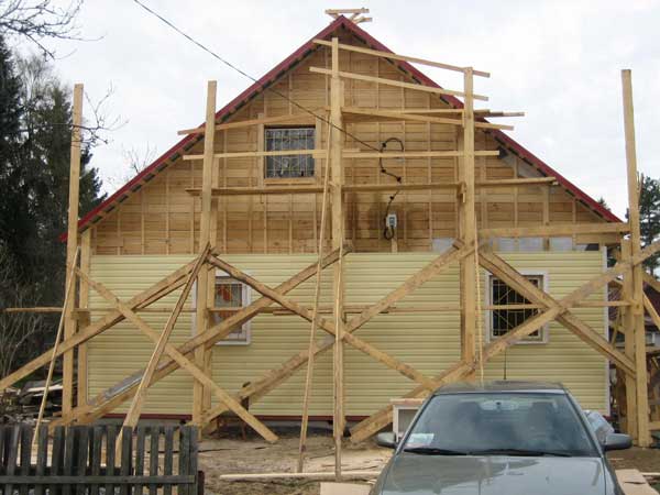 Stationary scaffolding for house cladding Stationary scaffolding for house cladding