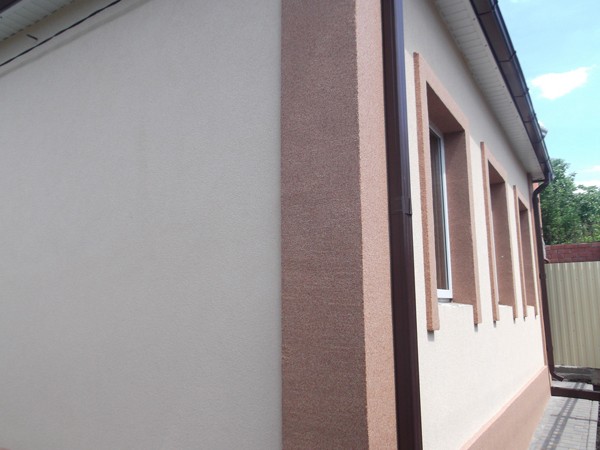 Два вида мазилка по фасадата на къщата Два вида мазилка по фасадата на къщата