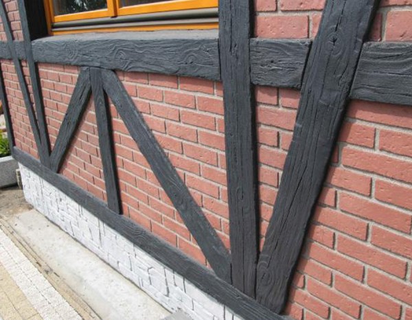 Fassadenwand mit Polyurethanplatte verklebt Fassadenwand mit Polyurethanplatte verklebt