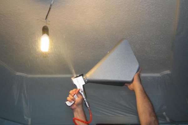 Appliquer du papier peint liquide avec un pistolet pulvérisateur Appliquer du papier peint liquide avec un pistolet pulvérisateur