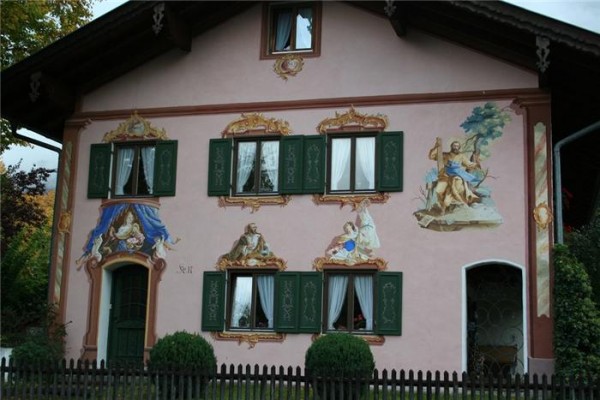 Wanddekoration im bayerischen Stil zu Hause