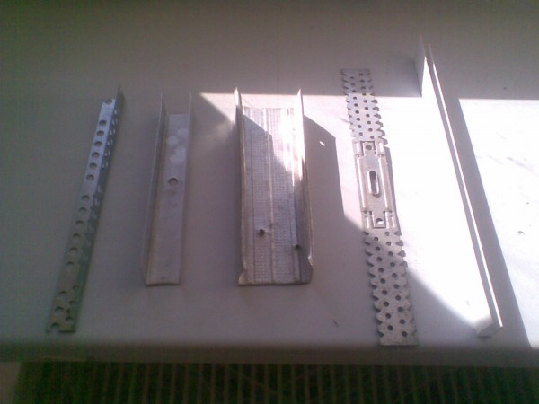 Arten von Metallprofilen zum Fertigstellen von Hängen