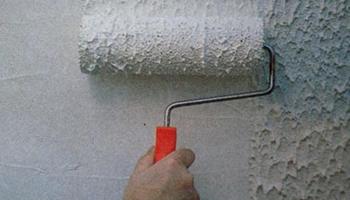 Application de papier peint liquide avec un rouleau Application de papier peint liquide avec un rouleau