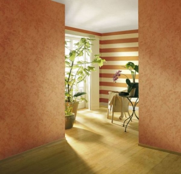 O arranjo transversal do papel de parede quando decalque