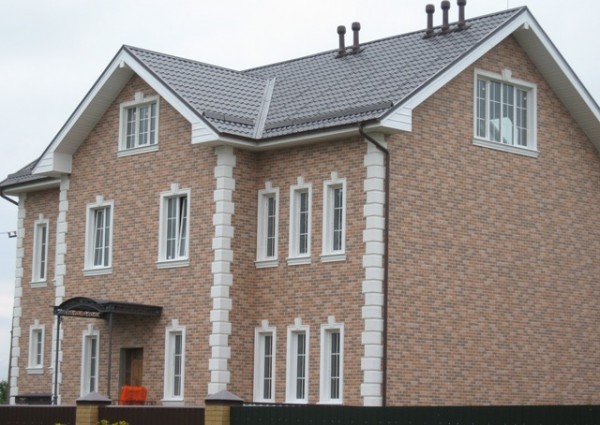 Strukturierte Fassade