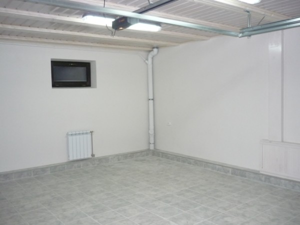 Pareti del garage intonacate