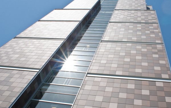 Сградата е облицована с керамични термопанели Сградата е облицована с керамични термопанели