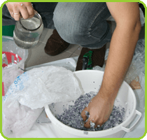 Ajoutez de l'eau à la composition du papier peint liquide Ajoutez de l'eau à la composition du papier peint liquide