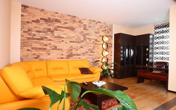 حجر زخرفي قائم على الخرسانة في الداخل