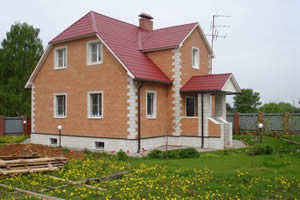 Façade de la maison, carrelée de carreaux décoratifs Façade de la maison, carrelée de carreaux décoratifs