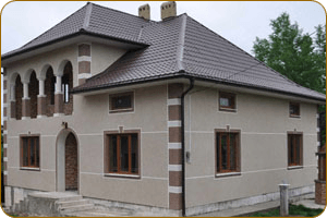 Façade de la maison recouverte de copeaux de marbre Façade de la maison recouverte de copeaux de marbre