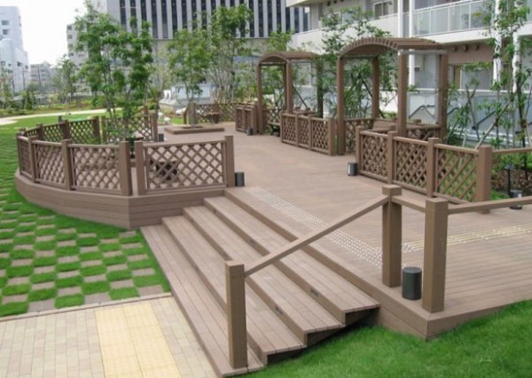 Di fronte a scale e piattaforme di decking di fronte all'ingresso