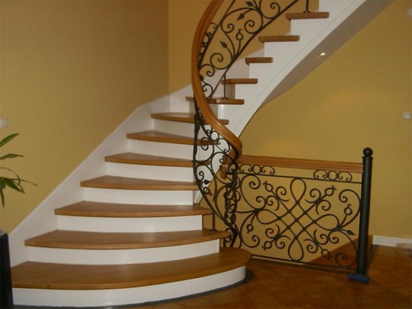 Scala in cemento con parapetto originale