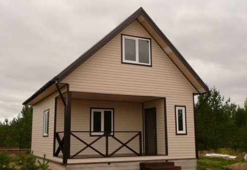 Décoration de façade d'une maison privée avec revêtement en vinyle Décoration de façade d'une maison privée avec revêtement en vinyle