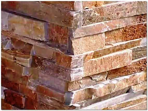 Finition de la façade d'une maison de campagne. Faux diamant Finition de la façade d'une maison de campagne. Faux diamant