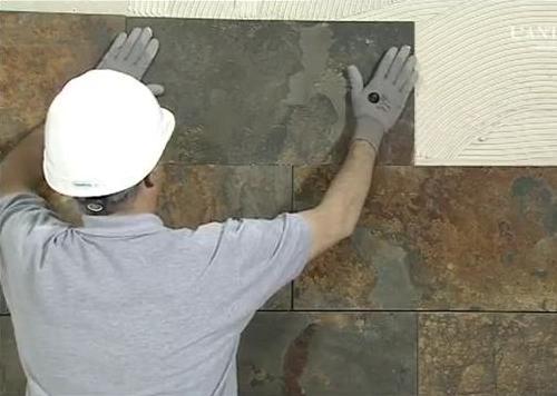 Stapeln und Installieren von Stein Stapeln und Installieren von Stein