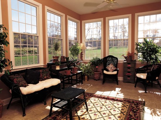 Véranda fermée avec de nombreuses plantes Véranda fermée avec de nombreuses plantes