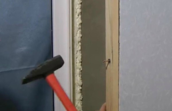 Installation de la cheville de latte - avec clous