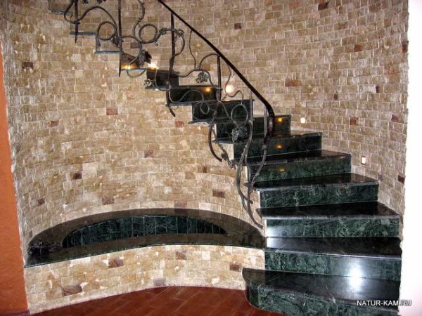 ردهة مبطنة بالحجر