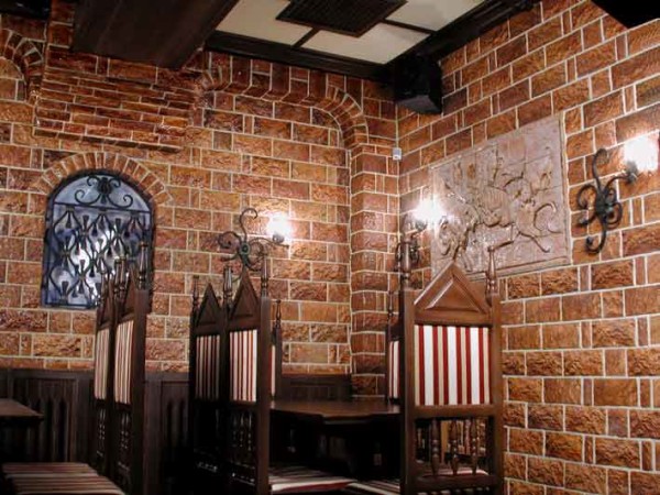 Piastrelle in cotto nei muri del ristorante