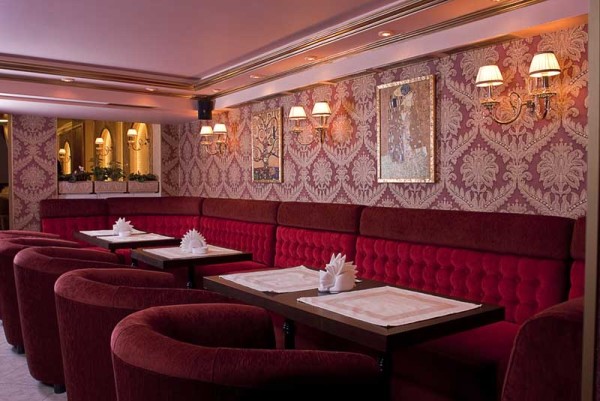 Carta da parati in vinile sulle pareti del bar